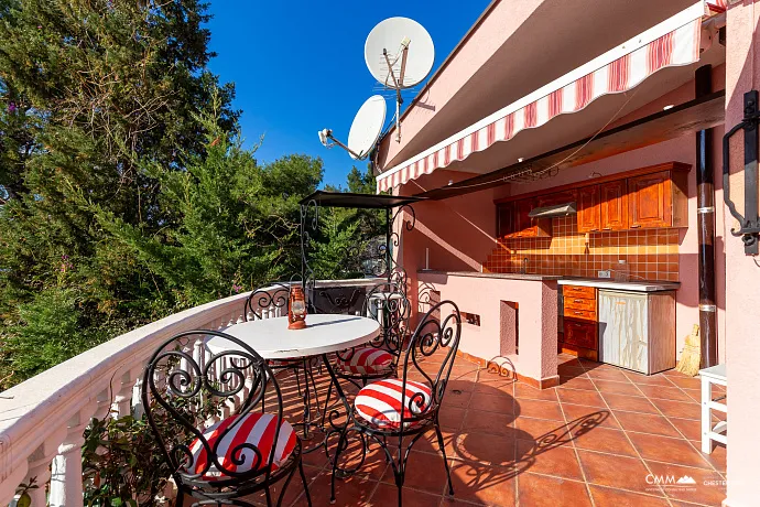 Three-storey family house in Susanj