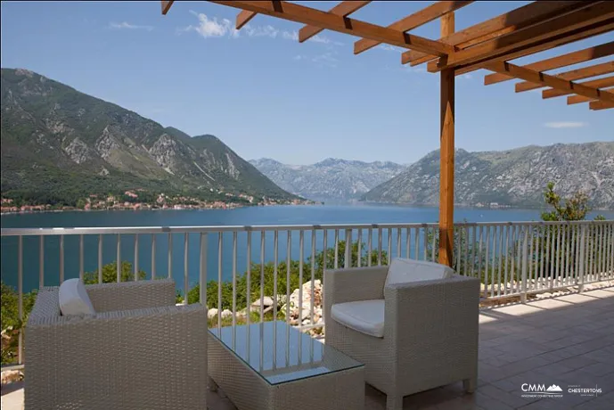 Apartments in six apartment house in Kotor