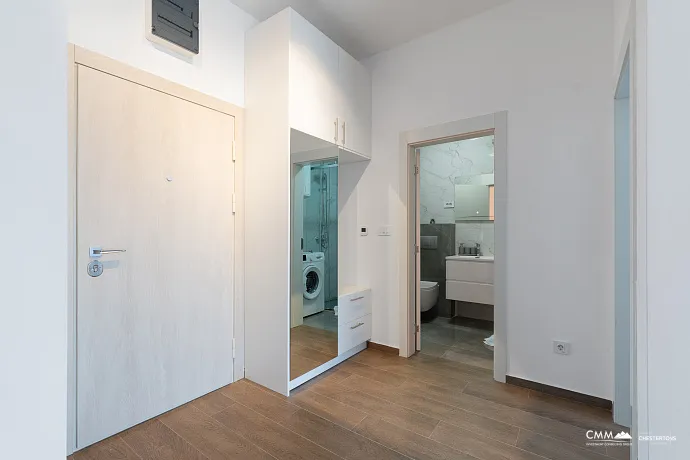 Sunny one-bedroom apartment of 42 m² in Budva, close to the sea.