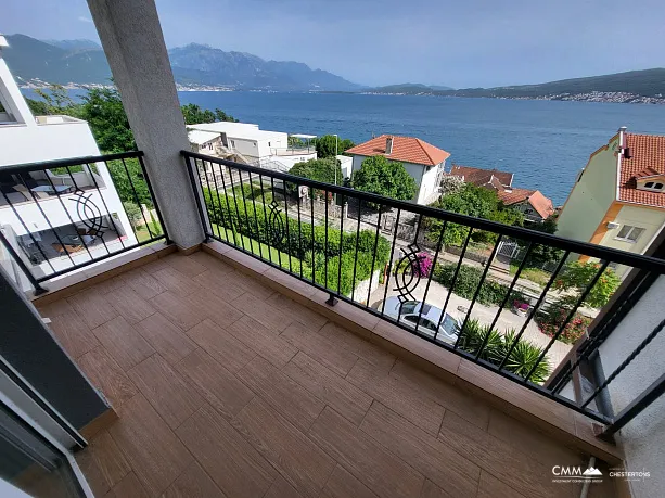 One bedroom apartment with panoramic seaview 100m away from the sea