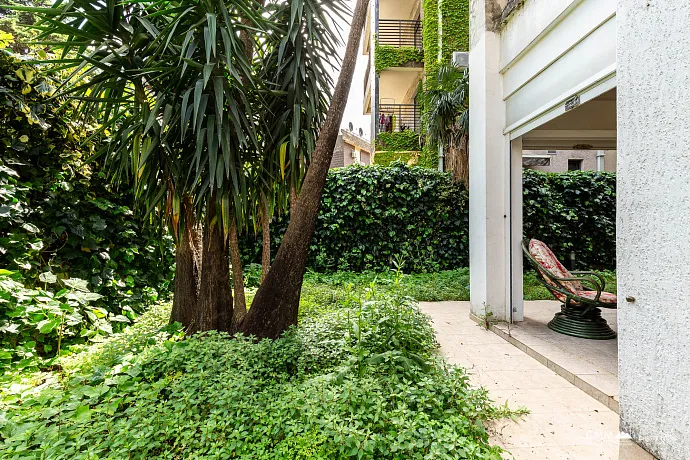 Apartment 80 m² with two bedrooms in Budva with a plot