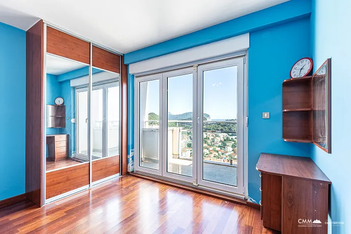 Three-Bedroom Apartment in Petrovac with Sea View