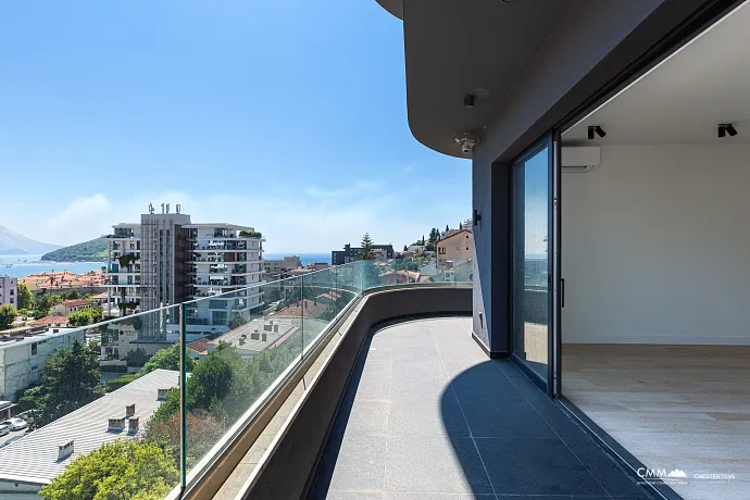 Three-bedroom apartment in Budva with a stunning view