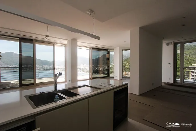 Spacious apartment in a complex with sea views 