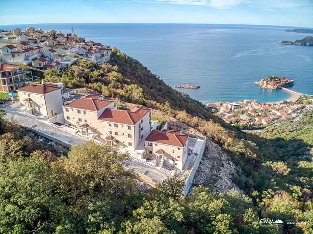 Three-bedroom apartment in a complex with a pool, Blizikuće