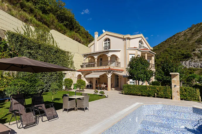Elegance and serenity in a luxurious villa with natural views.