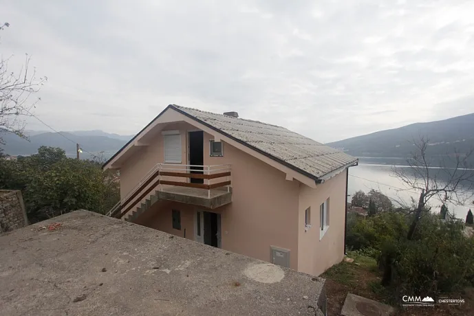 Three-storey house in Djenovici