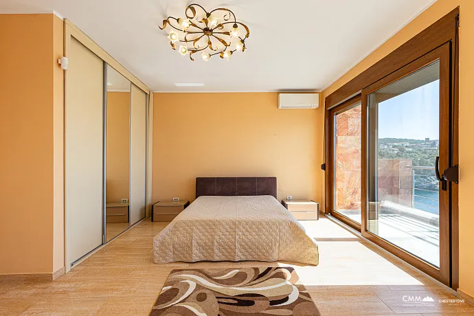 Spacious house in Utjeha with panoramic sea views