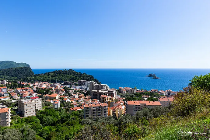 Three-Bedroom Apartment in Petrovac with Sea View