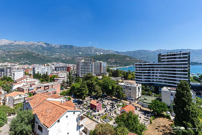 Three-bedroom apartment in Budva with a stunning view