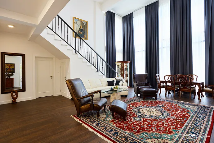 Spacious house in Kumbor with a total area of 335 m²