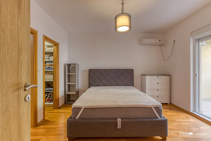 FOR SALE: SPACIOUS, FULLY FURNISHED APARTMENT IN BUDVA WITH GARAGE AND TESLA CHARGER