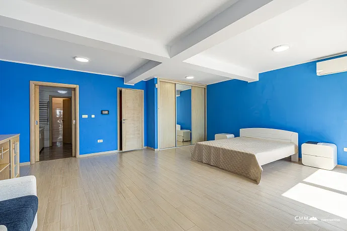 Spacious house in Utjeha with panoramic sea views