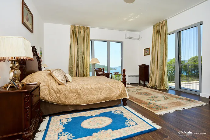 Spacious house in Kumbor with a total area of 335 m²