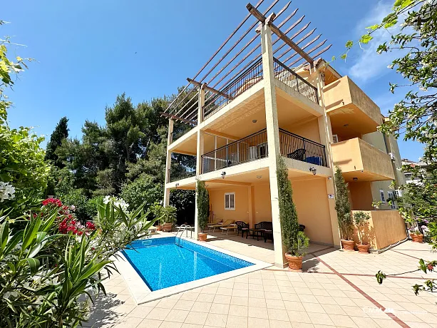 Mini-hotel with pool and spa near Lustica Bay