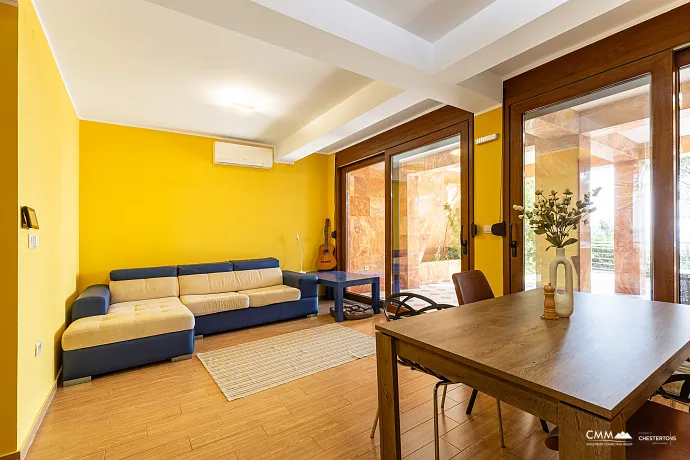 Spacious house in Utjeha with panoramic sea views