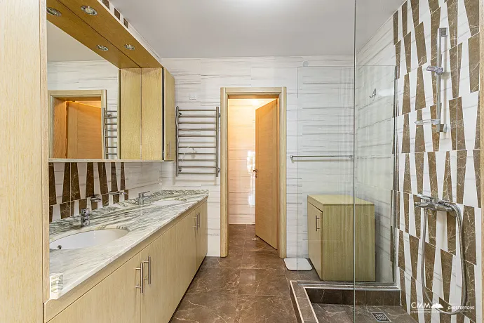 Spacious house in Utjeha with panoramic sea views