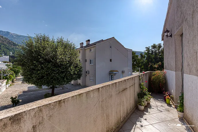 A townhouse wiht mountine view in Budva