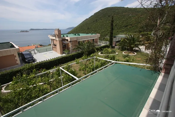 Three-storey house with pool in Lustica