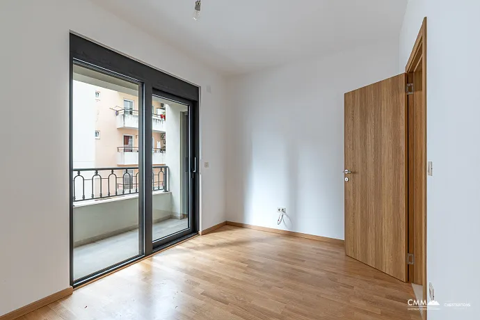 Apartment 42 m² with a parking space in the center of Budva in a new building