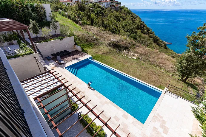 Three bedroom apartment with panoramic views of Sveti Stefan