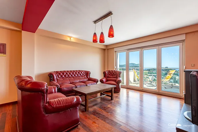 Three-Bedroom Apartment in Petrovac with Sea View