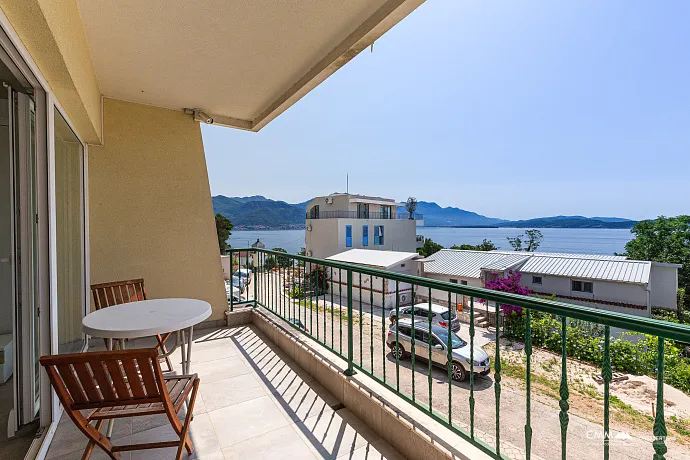 Apartment with Sea View, Bijela