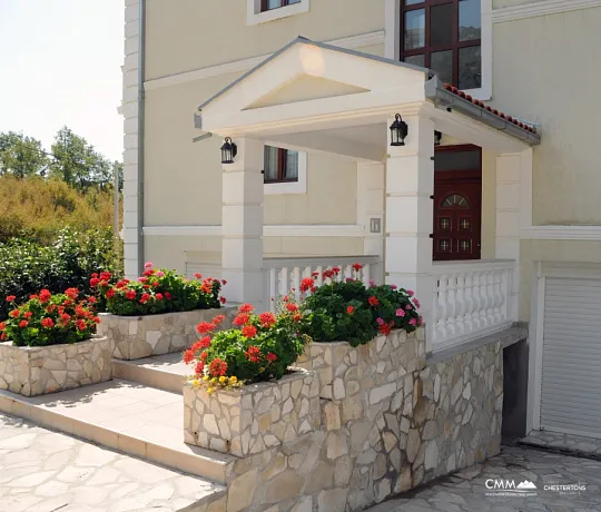 A villa with pool and sea view in Markovici