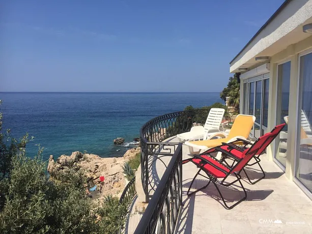 A luxurious villa with swimming pool in Utjeha