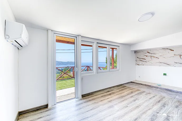 Two-unit home with stunning views of the Adriatic Sea