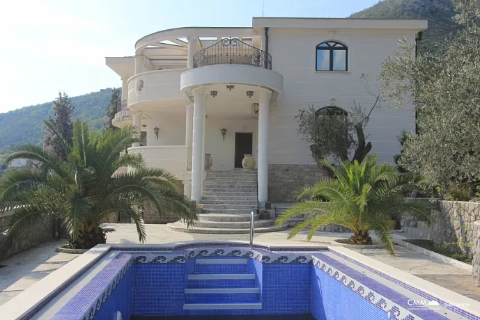 Villa with pool in Petrovac