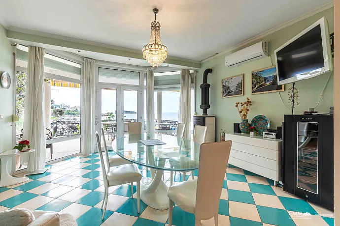 A luxurious villa with swimming pool in Utjeha