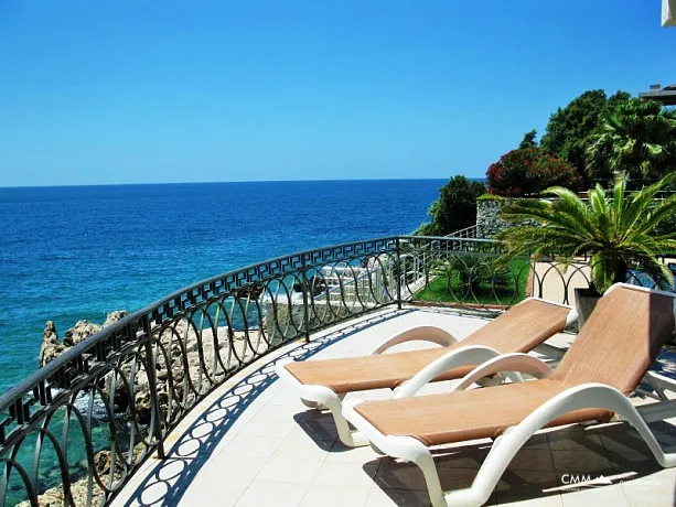 A luxurious villa with swimming pool in Utjeha