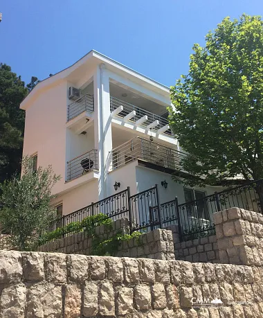 Apartments in Villa with sea view in Shushan