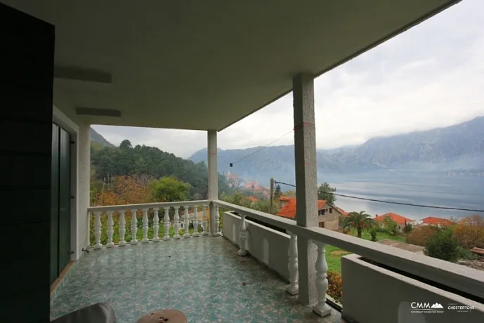 House witn sea view in Kotor