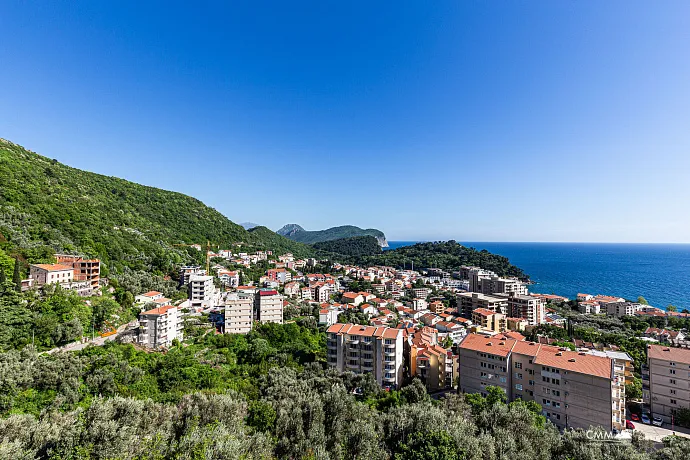 Three-Bedroom Apartment in Petrovac with Sea View