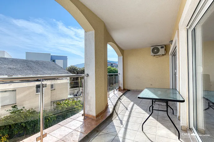 FOR SALE: SPACIOUS, FULLY FURNISHED APARTMENT IN BUDVA WITH GARAGE AND TESLA CHARGER