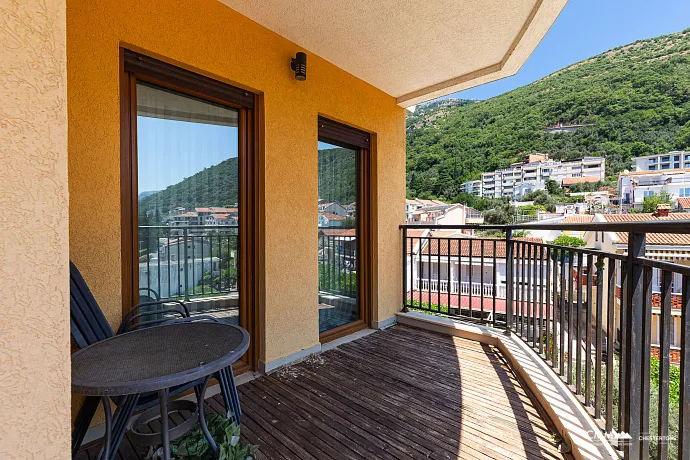 Modern Apartment with Three Bedrooms and Terrace