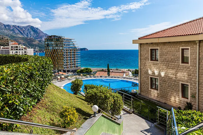 Studio apartment in Becici for sale in the complex with a swimming pool