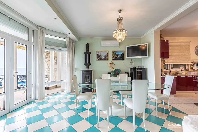 A luxurious villa with swimming pool in Utjeha