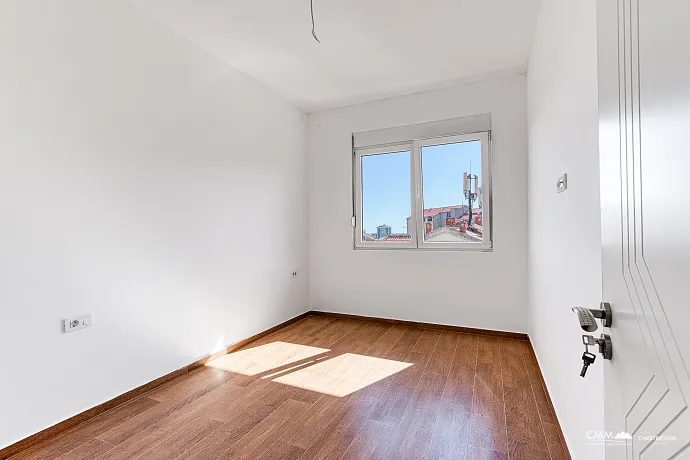 Sunny one-bedroom apartment of 42 m² in Budva, close to the sea.