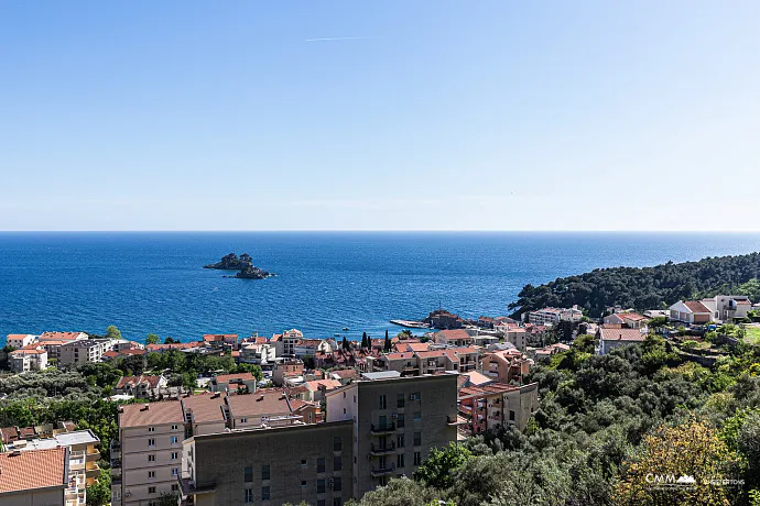 Three-Bedroom Apartment in Petrovac with Sea View