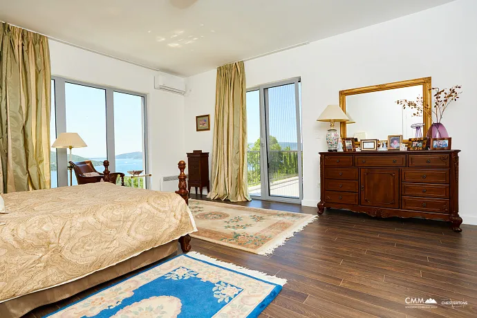 Spacious house in Kumbor with a total area of 335 m²