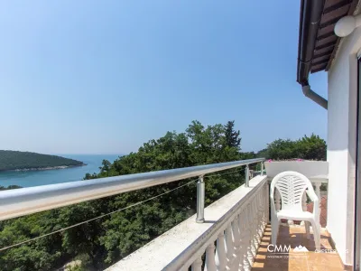 Three-storey house with sea view in Kruce