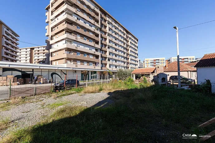 Office and retail center in the final stage on a 652 m² land plot in the center of Podgorica