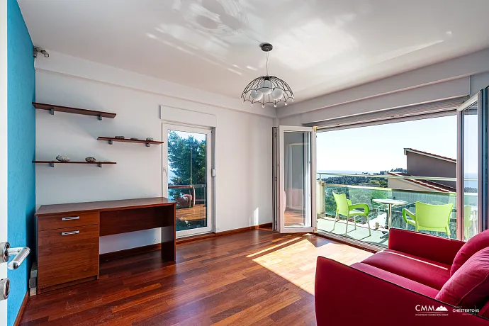 Three-Bedroom Apartment in Petrovac with Sea View