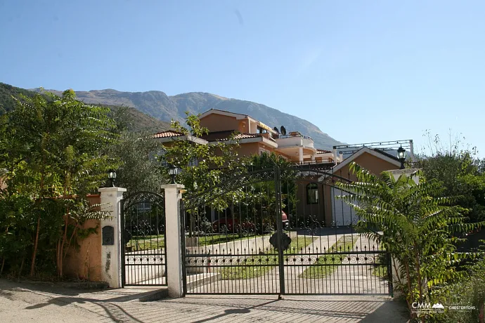 A luxurious villa with swimming pool in Kotor