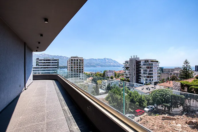 Three-bedroom apartment in Budva with a stunning view
