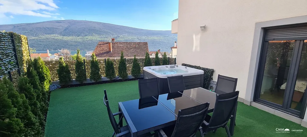 Nice apartment in Djenovici with a sea view
