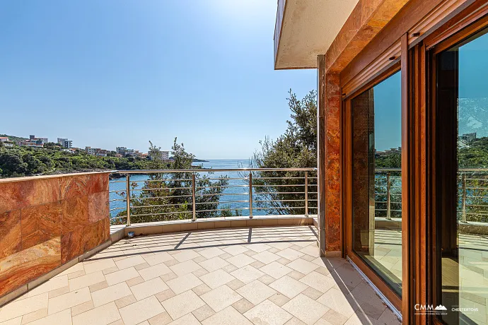 Spacious house in Utjeha with panoramic sea views